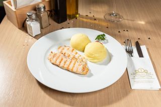 Piept de pui la gratar Junior cu piure de cartofi sau cartofi prajiti