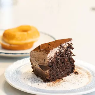 Porción de Chocolate cake tiramisú