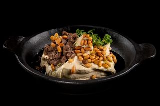 Hummus cu muschi de vita si muguri de pin