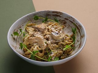 Удон з куркою та грибами (300g)