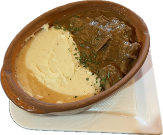 Juneći gulaš sa prilogom