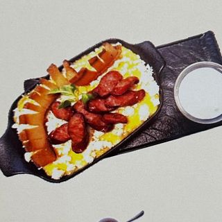 Mămăligă cu brânză, smântână și cârnați