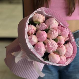 15 півоній Sarah Bernhardt в оформленні