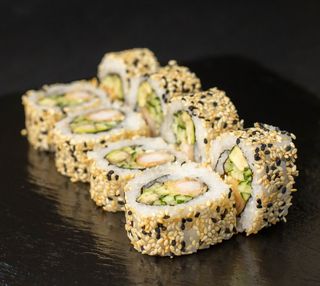 Каліфорнія з креветкою темпура в кунжуті (8шт/210г)