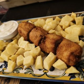 Flamenquin relleno de bacon  queso y dátiles com patatas fritas 