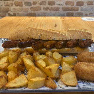 Menú bocadillo de txistorra a la plancha + patatas + croquetas + bebida