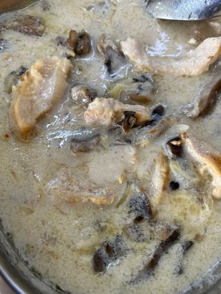 Курица с грибами в сметанном соусе