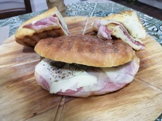 Panino con fesa di tacchino e provola