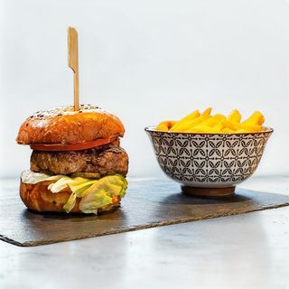 Hamburger, cartofi prăjiți