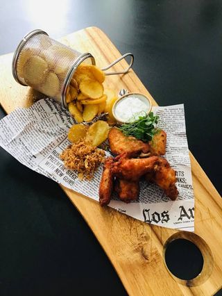 Aripioare bbq cu cartofi