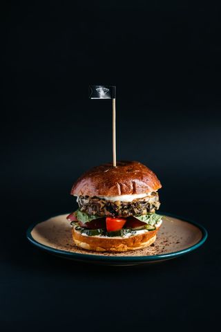 Бургер з грибною котлетою, чері та моцарелою від сировара Миколи (370г)