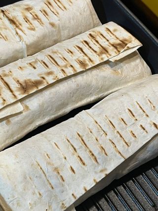 Сулугуні та курка в лаваші