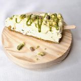 Porción De Cheesecake De Chocolate Blanco Y Pistacho