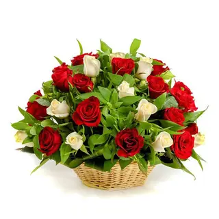 Cesto di rose bianche e rosse