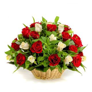 Cesto di rose bianche e rosse