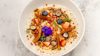 Овсяная каша с маракуей и карамелью