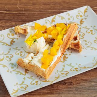 Waffle sa belom čokoladom i breskvom