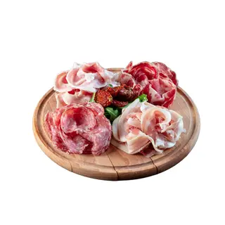 Tagliere di salumi dell'oltrepo con focaccia