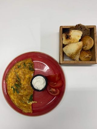 Omlet sa kozijim sirom i šparglom