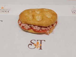 Schiacciata toscana *no glutine* con tonno e pomodoro