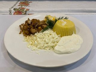 Mămăligă cu friptură de pui