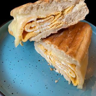 Ciabatta omletă și brânzeturi