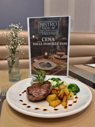 Filetto con salsa chimichurri, verdure e patate arrosto