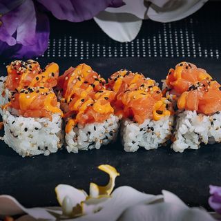 Uramaki spicy sake maki