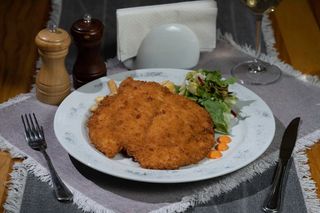 Snitel de pui cu cartofi prajiti