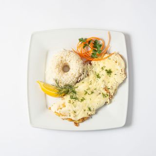 Morszczuk zapiekany z sosem czosnkowym