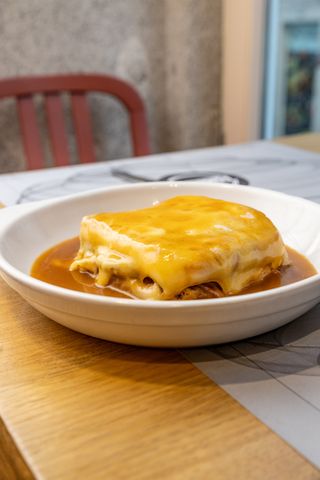 Francesinha com Ovo