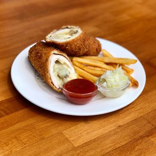 Pileća karađorđeva sa prženim pečurkama, lukom i kačkavaljem