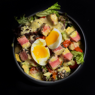 Салат з тунцем татакі (300г)