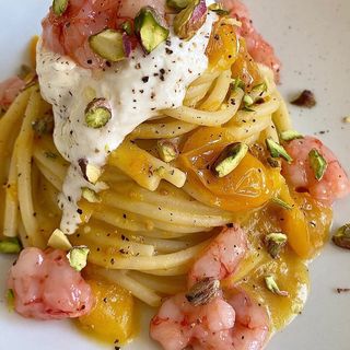 Spaghettone con gambero rosso, pesto di pistacchio, cilie