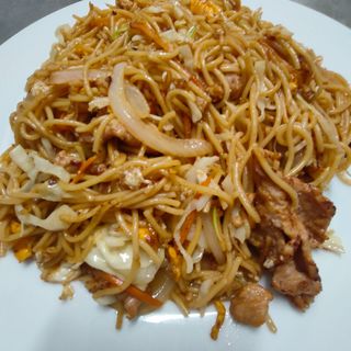 112. Пържени спагети със свинско, яйца и зеленчуци  (700г)