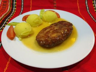 Руладина с гъбен сос и  гарнитура картофено пюре (450г)