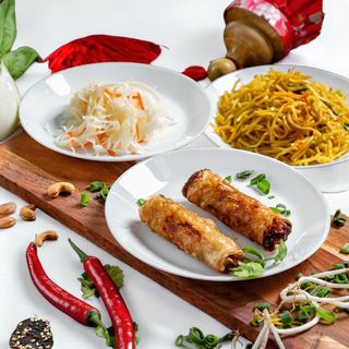 4. Sajgonki 2szt. z surówką i makaronem