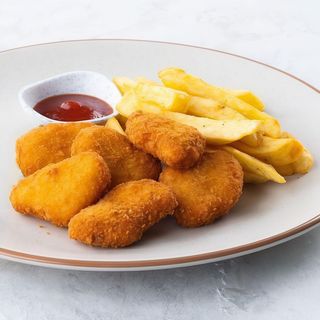 Panadinhos de frango com batatas fritas ( chicken nuggets with chips)