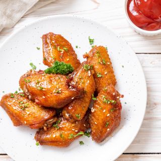 Пилешки крила със соев сос (300г)