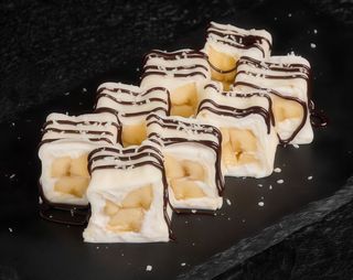 Солодкий рол з фруктами Баунті (240г)