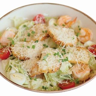 Салат Цезарь с креветками 