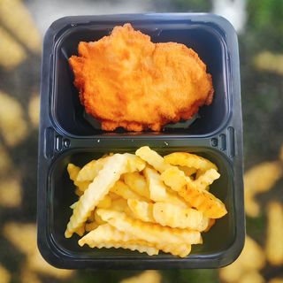 Snitel de pui  pane cu cartofi prajiti si salata de varza