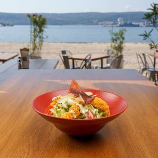 Салата Цезар с пилешко и чипс от бекон (300г)