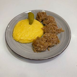 Varză călită cu mămăliguță proaspătă și ardei iute