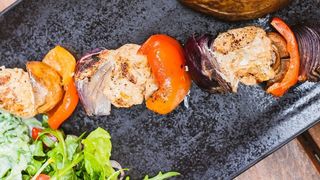 Kurczak w harissie z warzywami i chlebkiem Naan