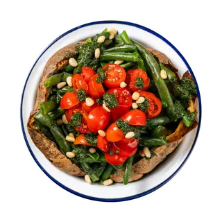 Fagiolini*, pomodorini, crema di basilico e pinoli
