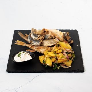 Frigadura gavuni, prženje lignje, kozice tempura s pomfritom ,tartar