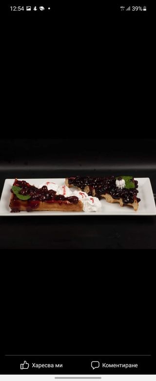 Гофрета с домашно сладко и пухкава сметана, боровинка (300г)