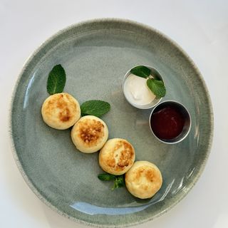 Сирники  з полуничним соусом та сметаною (150/50/50г)