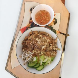 Salad Bun Nam Bo z wołowiną